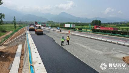 西安外環(huán)高速南段瀝青鋪設(shè)工程進入掃尾階段