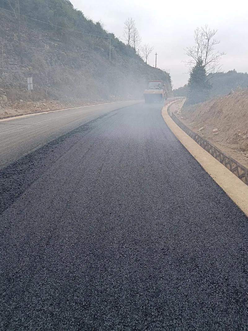貴州旭輝科技建設安龍縣海子至灑雨公路改擴建工程,道路瀝青路面 - 抖